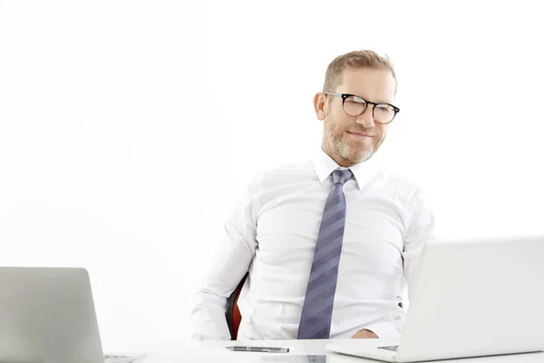 Retrato Estudio Del Hombre Negocios Inversión Que Trabaja Ordenador Portátil —  Fotos de Stock