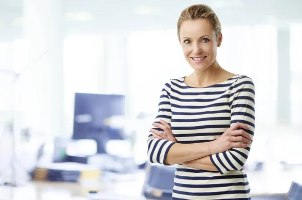 Eine Selbstbewusste Lässige Geschäftsfrau Die Mit Verschränkten Armen Büro Steht — Stockfoto