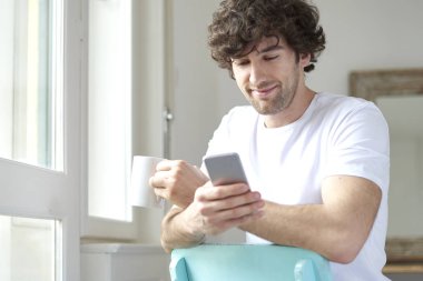 Mutlu genç adam onun cep telefonu ve metin iletisi gönderme kullanırken çok ciddiyim.