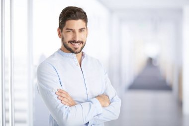 Kameraya bakarak ve gülümseyen geçti silah ile duran genç bir adam portresi. 