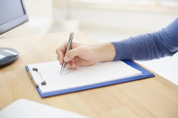 Primer Plano Los Empresarios Mano Escribiendo Algo Papel Casual Hombre —  Fotos de Stock