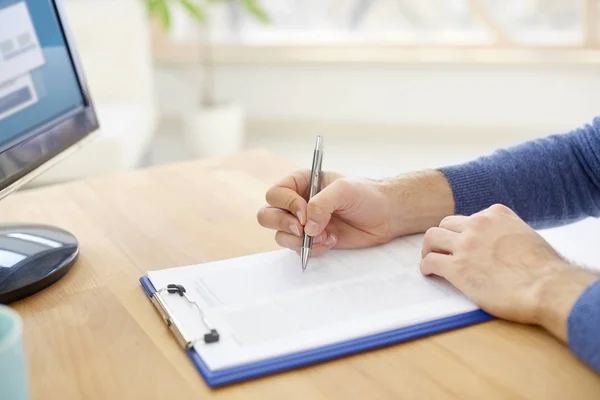 Close Van Businessmans Hand Iets Schrijven Het Papier Casual Professionele — Stockfoto