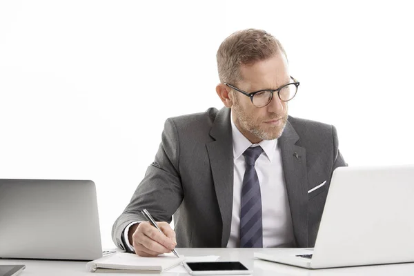 Estudio Toma Hombre Negocios Mediana Edad Haciendo Poco Papeleo Trabajando —  Fotos de Stock