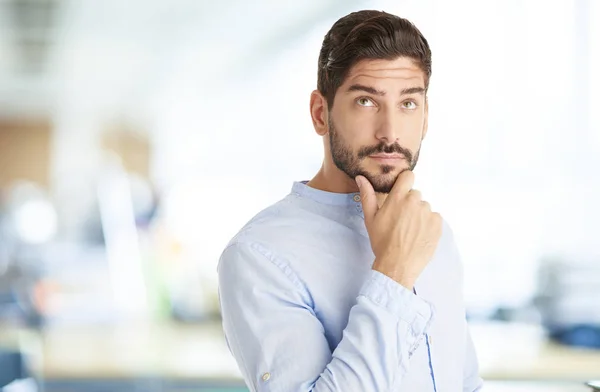 Porträtt Skott Stilig Ung Man Med Handen Hakan Stående Kontoret — Stockfoto