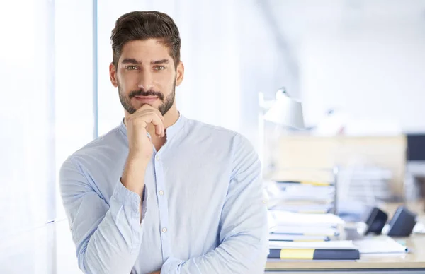 Retrato Jovem Empresário Com Mão Queixo Escritório Enquanto Olha Para — Fotografia de Stock