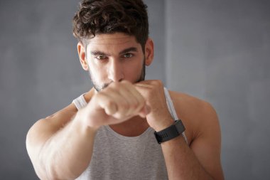 Genç bir erkek kişisel antrenör bir darbe dışarı spor salonunda boks yakın çekim çekim.