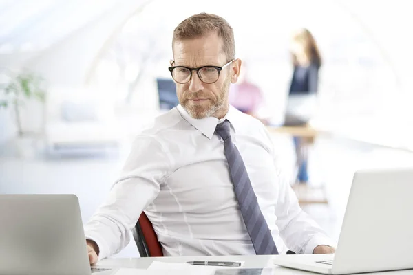 Consejero Financiero Desgastado Hombre Negocios Con Camisa Corbata Sentado Escritorio —  Fotos de Stock