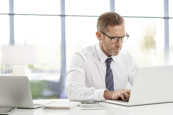 Consejero Financiero Desgastado Hombre Negocios Con Camisa Corbata Sentado Escritorio —  Fotos de Stock