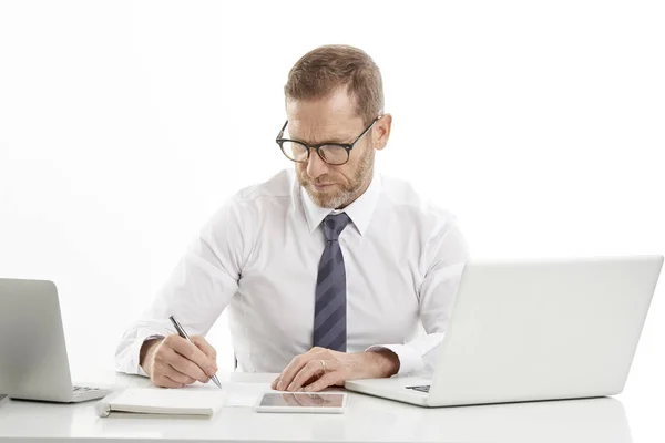 Empresario Haciendo Poco Papeleo Mientras Está Sentado Escritorio Delante Computadora —  Fotos de Stock