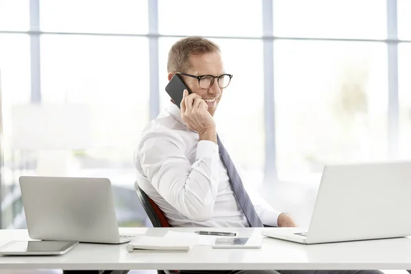 Confindente Hombre Negocios Mediana Edad Que Usa Camisa Corbata Hace —  Fotos de Stock