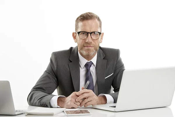 Retrato Executivo Enrugado Empresário Vestindo Terno Enquanto Sentado Mesa Frente — Fotografia de Stock