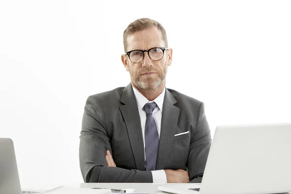 Portrét Středního Věku Vrásčitá Podnikatel Oblek Sedí Stole Před Laptop — Stock fotografie