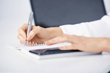 Bir şey yazma ve hareket eden evinde ofis büro ekran dokunmadan süre işkadını'nın el yakın çekim shot. 