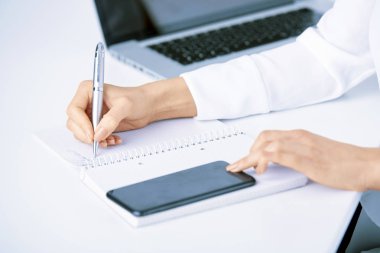 Bir şey yazma ve hareket eden evinde ofis büro ekran dokunmadan süre işkadını'nın el yakın çekim shot. 