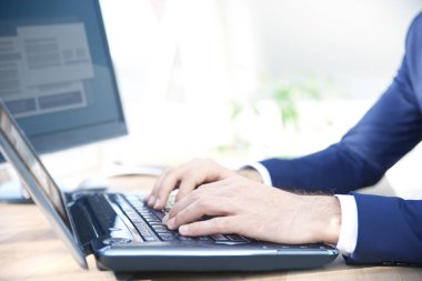 Klavyede yazarken işadamı eller yakın çekim shot. Profesyonel adam Ofis Masası oturma ve dizüstü bilgisayarda çalışma sırasında takım elbise.