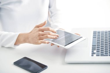 Oturum açma ve e-posta kontrol ederken onun dijital tablet üzerinde tipik parola işkadını'nın el close-up. Beyaz arka plan üzerinde izole. 