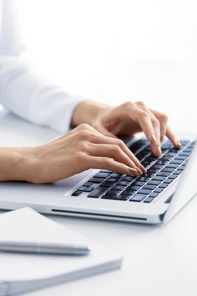 Close Shot Businesswoman Hand Typing Keyboard — Stock Photo, Image