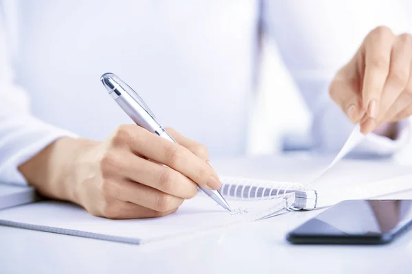 Nahaufnahme Der Hand Einer Geschäftsfrau Die Einen Stift Hält Und — Stockfoto