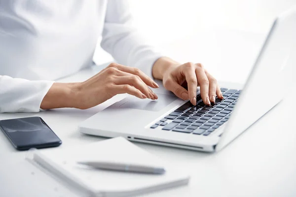 Primer Plano Mano Mujer Negocios Escribiendo Teclado Mientras Está Sentada —  Fotos de Stock