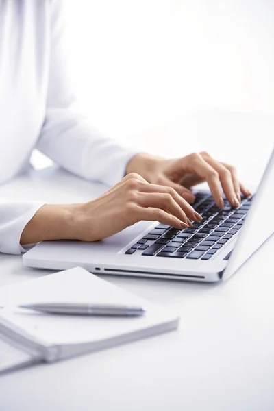 Primer Plano Mano Mujer Negocios Escribiendo Teclado Mientras Está Sentada —  Fotos de Stock