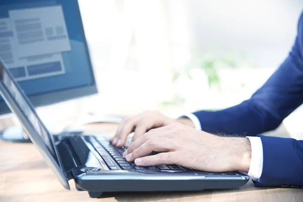 在键盘上打字时 拍下了商人的手 职业男士穿着西装 坐在办公桌前 在笔记本电脑上工作 — 图库照片