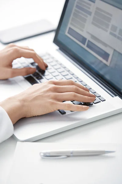 Närbild Affärskvinnas Hand Skriver Laptop Tangentbord Medan Sitter Vid Skrivbord — Stockfoto