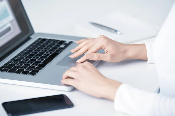 Primer Plano Mano Empresaria Escribiendo Teclado Computadora Portátil Mientras Está —  Fotos de Stock