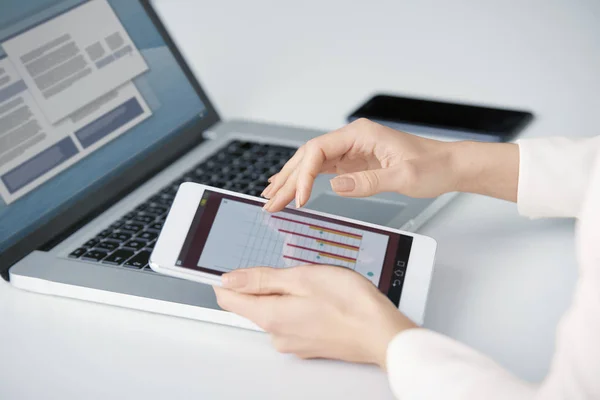 Close Mão Empresária Tocando Tablet Digital Analisando Dados Financeiros Enquanto — Fotografia de Stock