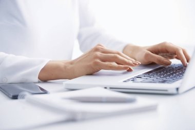 tipik dizüstü klavye üzerinde işkadını'nın elleri