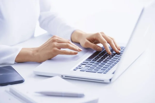 Manos Mujer Negocios Escribiendo Teclado Del Ordenador Portátil —  Fotos de Stock