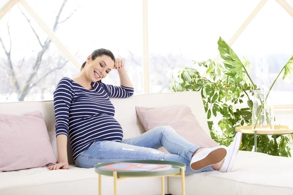 Porträt Einer Schönen Schwangeren Frau Die Auf Dem Sofa Sitzt — Stockfoto