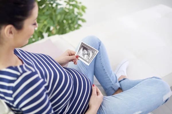 Hochwinkelaufnahme Einer Glücklichen Schwangeren Die Ihr Baby Beim Entspannen Auf — Stockfoto