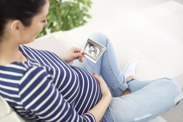 Hochwinkelaufnahme Einer Glücklichen Schwangeren Die Ihr Baby Beim Entspannen Auf — Stockfoto
