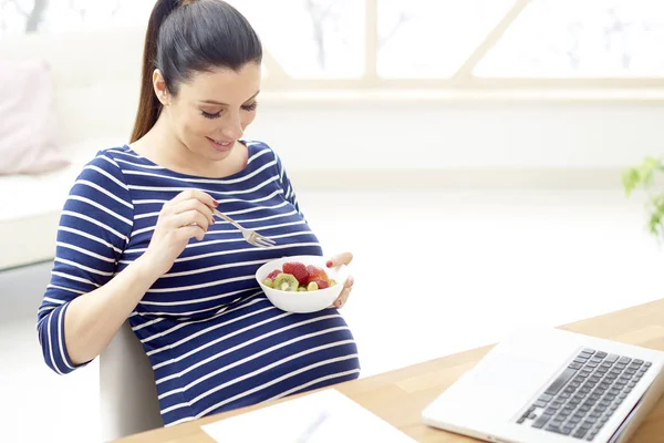 Schöne Junge Schwangere Frau Isst Eine Schüssel Obstsalat Während Sie — Stockfoto