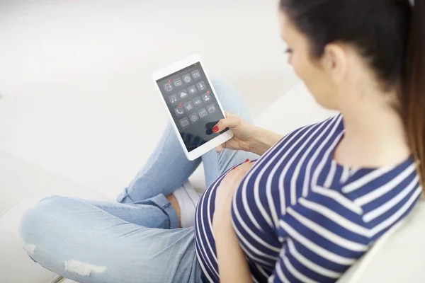 디지털 태블릿을 집에서 인터넷에 임신한 여자의 — 스톡 사진