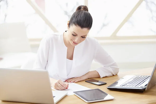 Femme Vente Souriante Faisant Paperasse Bureau Tout Étant Assis Devant — Photo