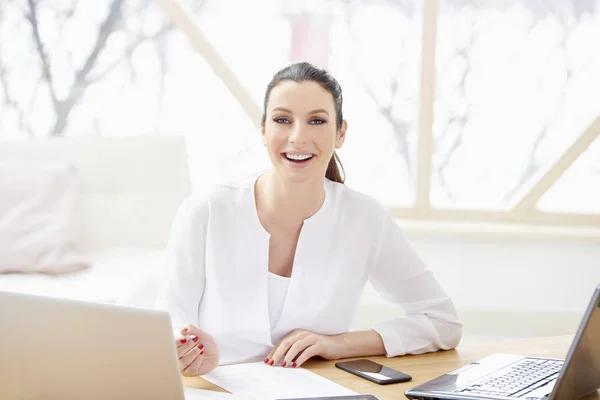 Uśmiechający Się Sprzedaży Kobieta Robi Pewne Formalności Urzędzie Siedząc Przodu — Zdjęcie stockowe