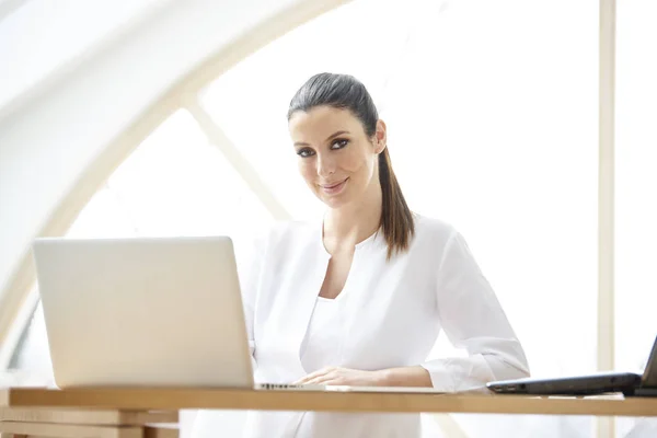 Retrato Atraente Jovem Assistente Vendas Empresária Usando Laptop Escritório — Fotografia de Stock