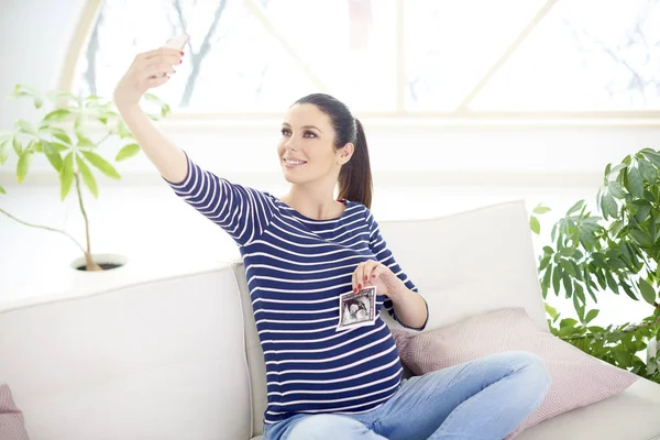 Feliz Mulher Grávida Segurando Mão Sua Imagem Ultra Som Tomando — Fotografia de Stock