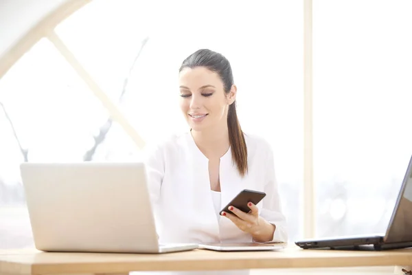 Portret Van Mooie Jonge Vrouw Met Haar Mobiele Telefoon Sms — Stockfoto