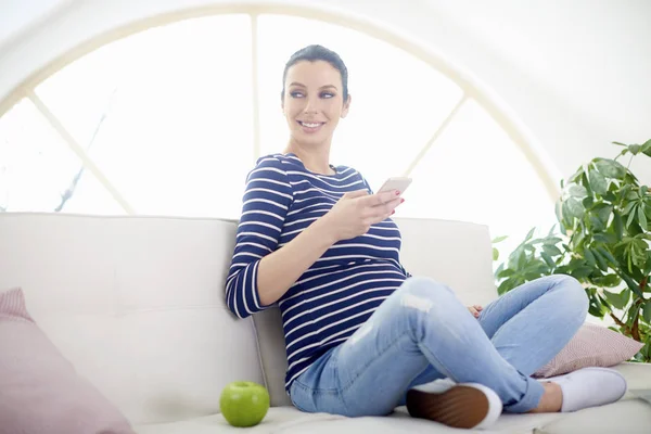 Retrato Larga Duración Una Hermosa Mujer Embarazada Usando Teléfono Móvil — Foto de Stock