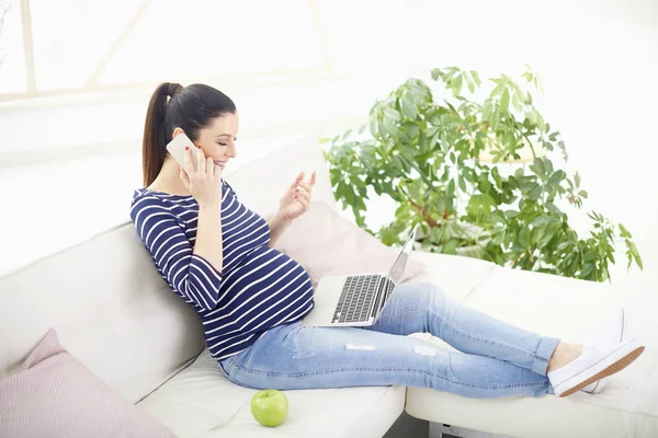 Retrato Larga Duración Hermosa Mujer Embarazada Hablando Teléfono Móvil Utilizando — Foto de Stock