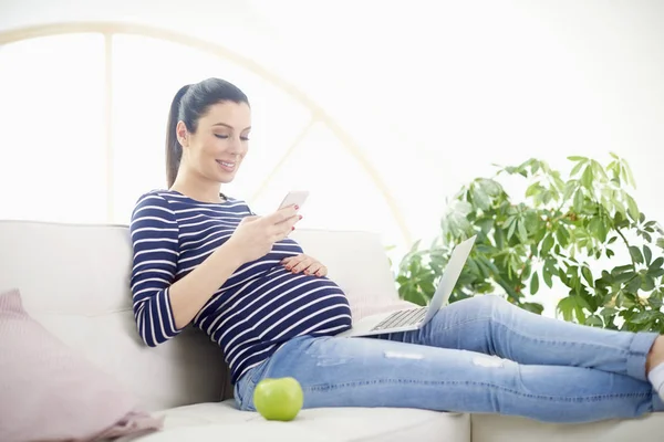 Porträt Der Schönen Schwangeren Sms Auf Ihrem Mobiltelefon Und Mit — Stockfoto