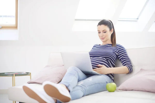 Comprimento Total Mulher Grávida Sorrindo Usando Laptop Navegando Internet Enquanto — Fotografia de Stock