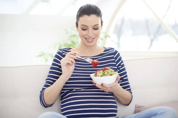 Retrato Bela Mulher Grávida Relaxando Casa Comendo Uma Tigela Salada — Fotografia de Stock