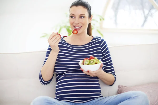 Retrato Bela Mulher Grávida Relaxando Casa Comendo Uma Tigela Salada — Fotografia de Stock