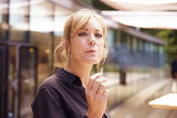 Nahaufnahme Porträt Einer Frau Mittleren Alters Die Stehen Zigarette Raucht — Stockfoto
