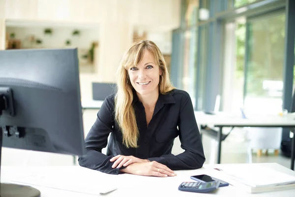 Retrato Una Mujer Negocios Mediana Edad Sentada Escritorio Oficina Mientras — Foto de Stock