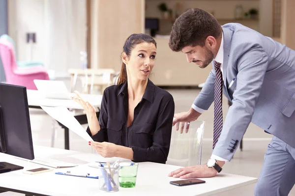 Gruppe von Geschäftsleuten, die im Büro zusammenarbeiten — Stockfoto