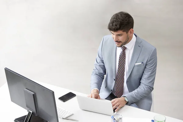 Empresário sentado na mesa do escritório e trabalhando no laptop — Fotografia de Stock